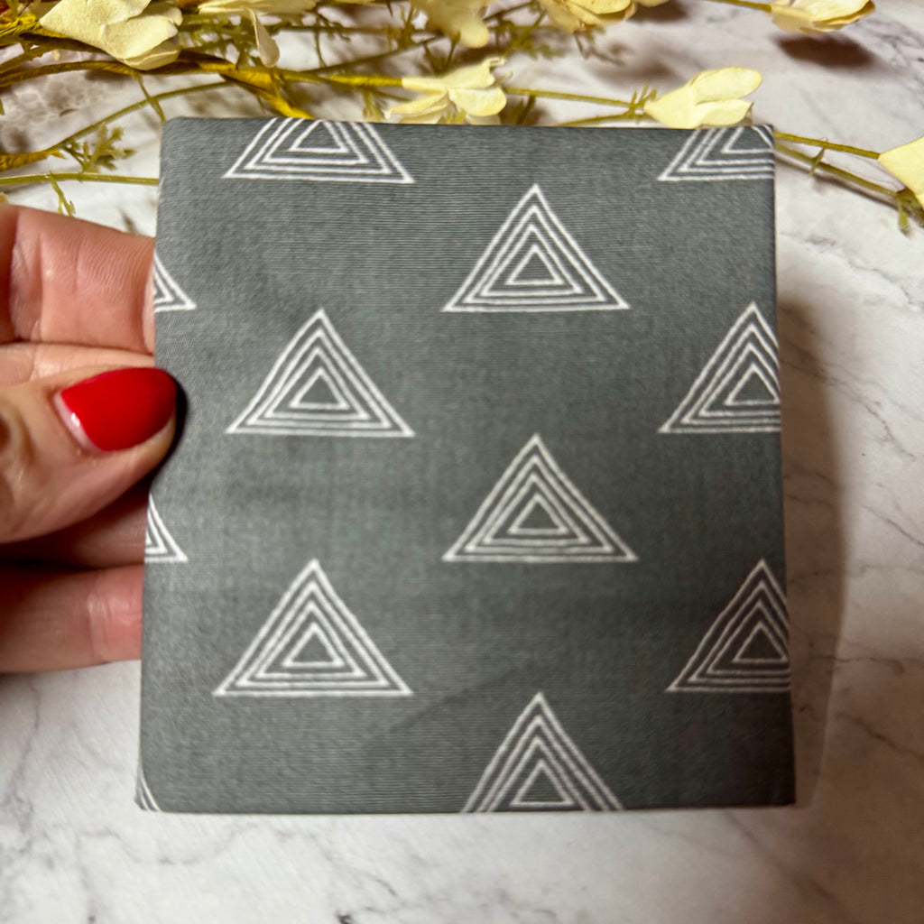Triangles on Grey (XL)